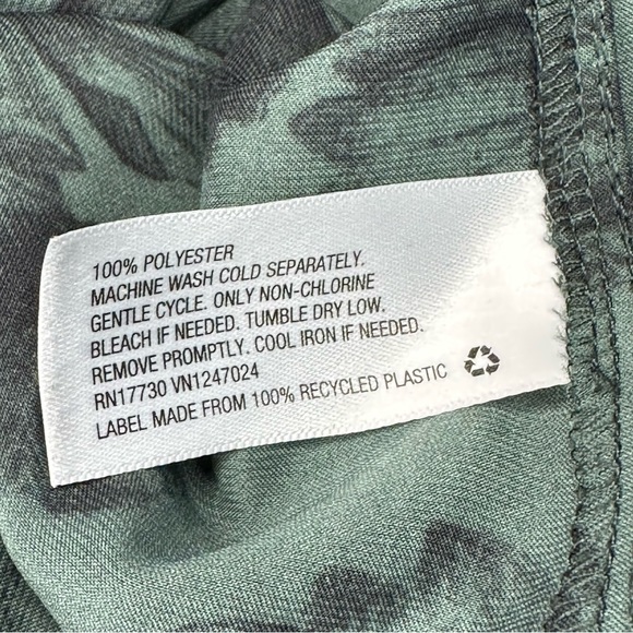 Ava & Viv Balloon Sleeve Emerald Green Satin Floral Blouse - Picture 5 of 5